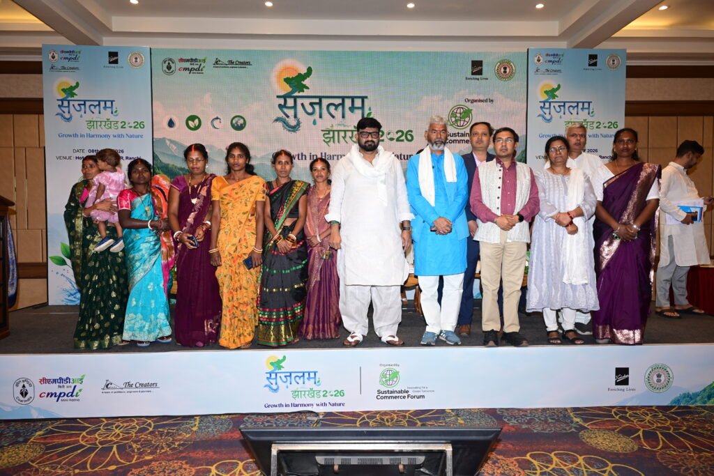 Group photograph on the Sujalam Jharkhand event stage